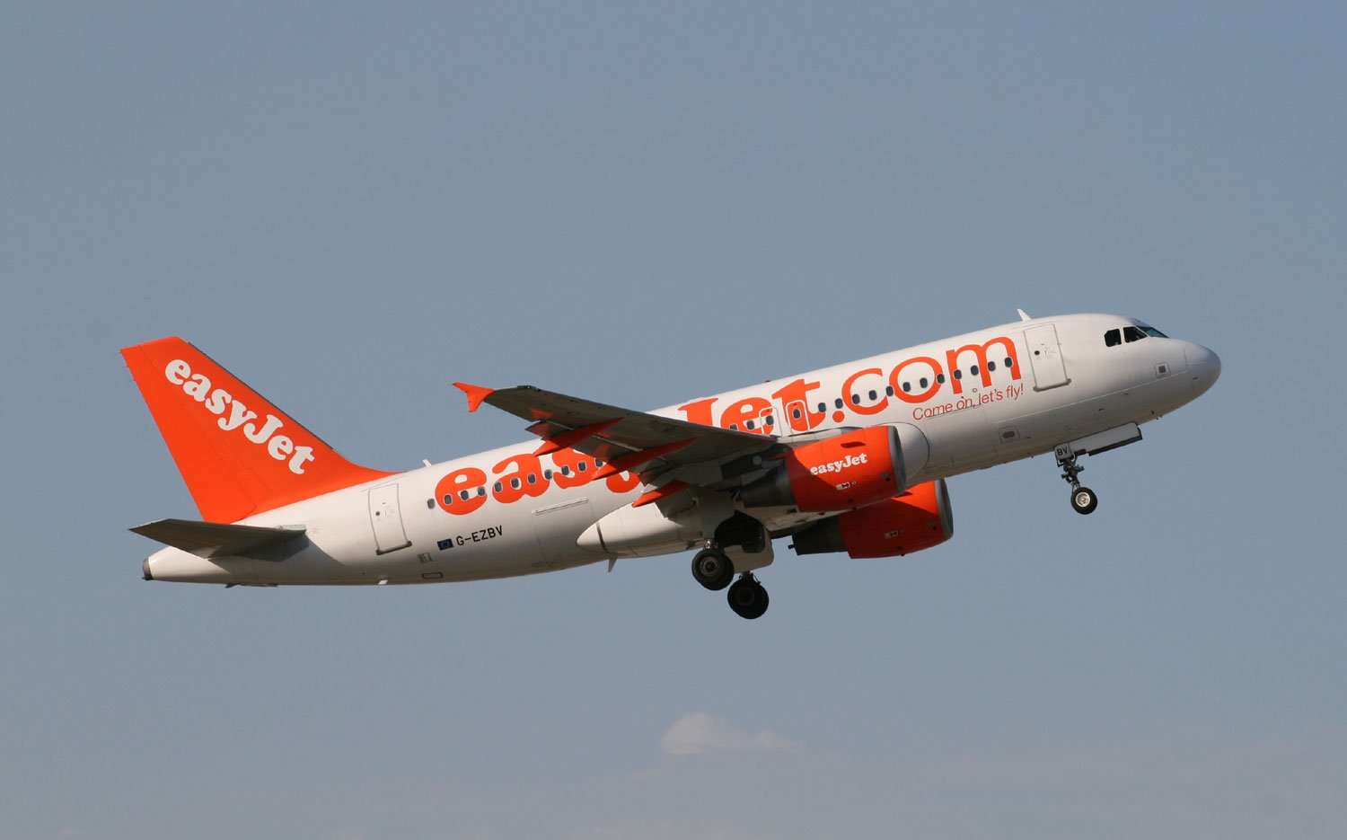 Companhia aérea EasyJet cancela quase 2.000 voos neste verão