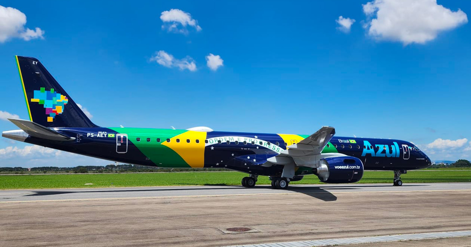 Avião sobrevoa orla do Rio de Janeiro em homenagem à seleção brasileira